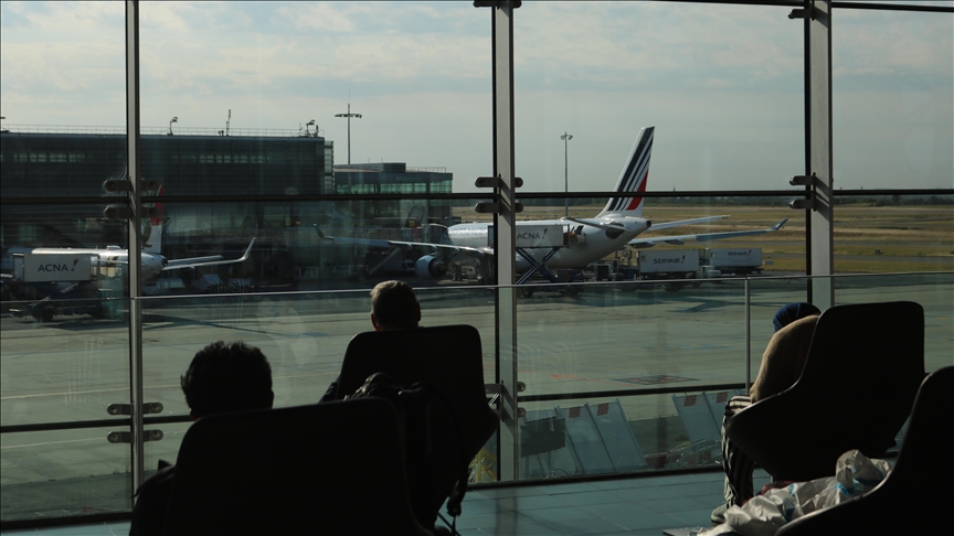 European Parliament pushes for 3-hour flight delay compensation, free personal item onboard