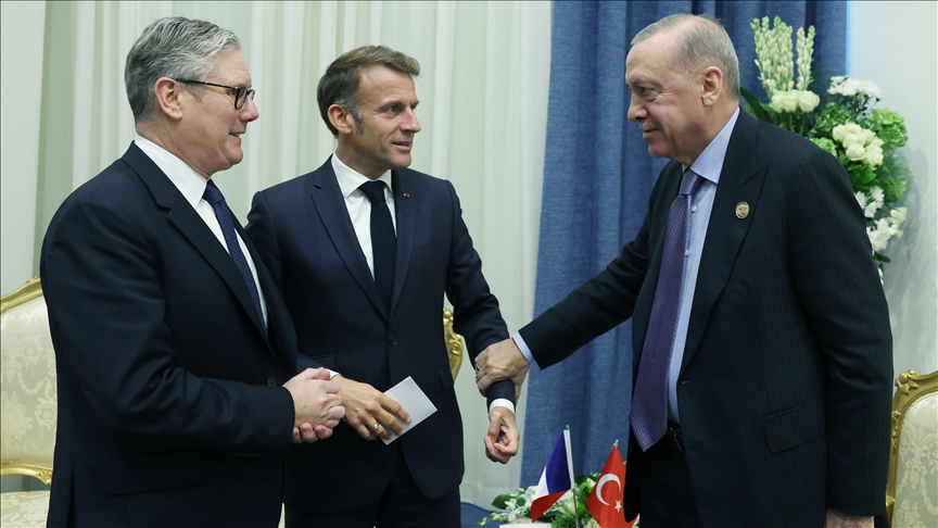 Le président Erdogan rencontre son homologue français Macron et le Premier ministre britannique Starmer en Égypte