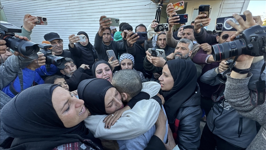 بزغاريد ودموع.. أهالي أسرى فلسطين  ينتظرون عناق ذويهم بغزة 