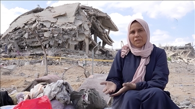 Ateşkesin ardından Gazze'ye dönen Filistinli anne, evinin enkazında anılarını arıyor