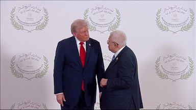 قمة شرم الشيخ.. ترامب وعباس يتبادلان الأحاديث الجانبية