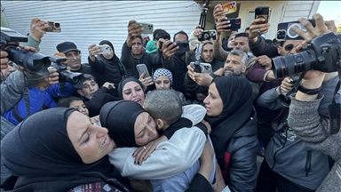 بزغاريد ودموع.. أهالي أسرى فلسطين  ينتظرون عناق ذويهم بغزة 