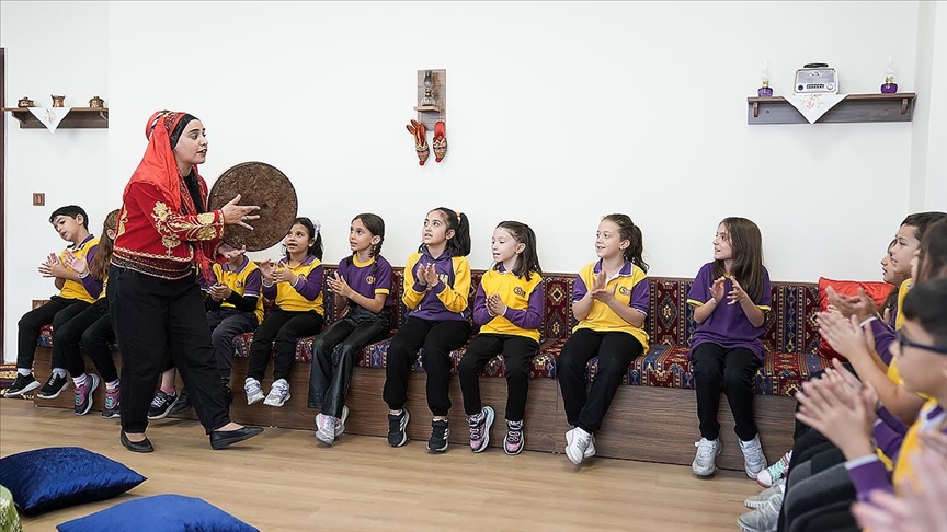Kadın meddah, okul okul gezerek geleneği yaşatıyor