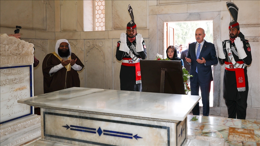 TBMM Başkanı Kurtulmuş, Pakistan'ın milli şairi Muhammed İkbal'in kabrini ziyaret etti