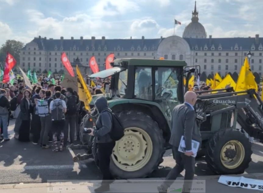 Des centaines d’agriculteurs manifestent à Paris contre l’accord UE-Mercosur