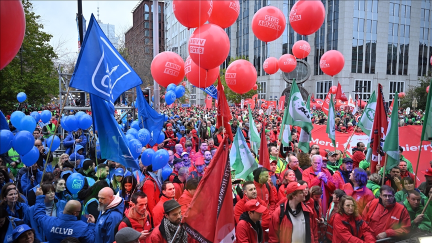 Bruxelles : Des milliers de manifestants envahissent les rues en pleine grève nationale, paralysant le pays