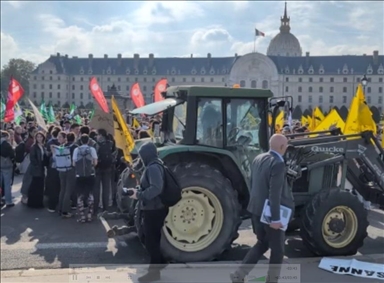 Des centaines d’agriculteurs manifestent à Paris contre l’accord UE-Mercosur