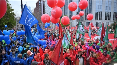Bruxelles : Des milliers de manifestants envahissent les rues en pleine grève nationale, paralysant le pays