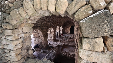 Mardin'de tarihi değirmen temizlenirken yaklaşık 1500 yıllık mozaik bulundu