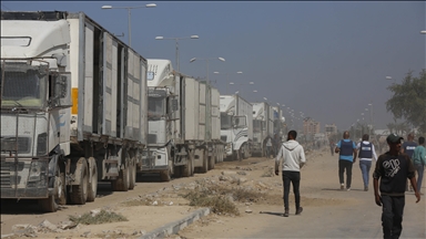 Kamionë të ngarkuar me ndihma humanitare vazhdojnë të hyjnë në Gaza