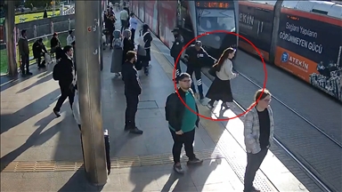 Kayseri'de güvenlik görevlisinin dikkati, tramvayın yolcuya çarpmasını önledi