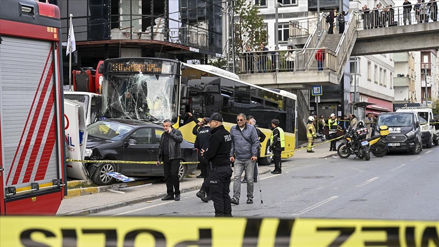 İstanbul'da özel halk otobüsünün karıştığı zincirleme trafik kazasında 1 kişi öldü, 4 kişi yaralandı