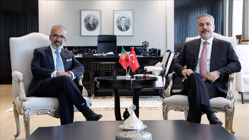 Ministri i Jashtëm turk takon në Ankara homologun portugez