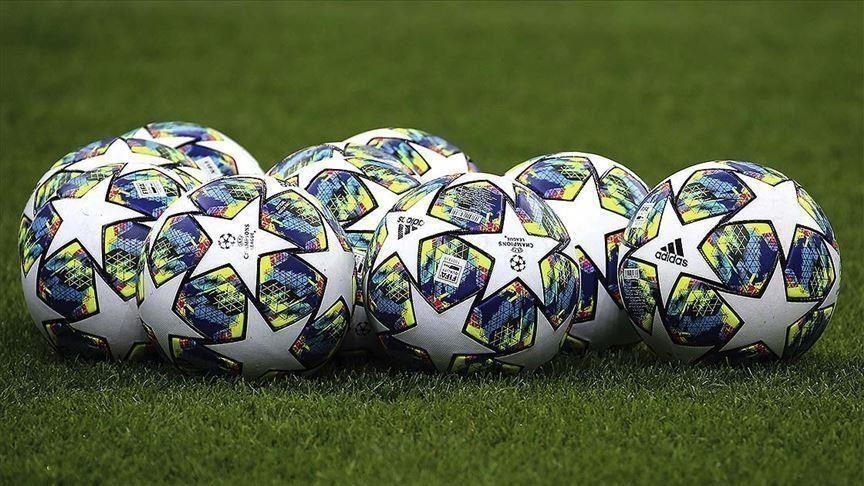 قدم.. برشلونة يمدد عقد لاعبه الهولندي فرينكي دي يونغ