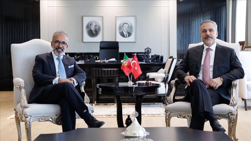 Turkish foreign minister welcomes his Portuguese counterpart