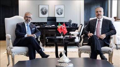 Ministri i Jashtëm turk takon në Ankara homologun portugez