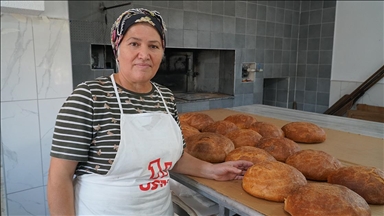 Kadın girişimci evinin alt katında açtığı fırında köyünün geleneksel ekmeğini üretiyor
