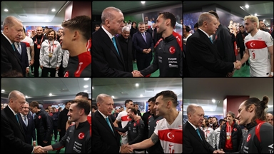 Cumhurbaşkanı Erdoğan, A Milli Futbol Takımı oyuncularını ve teknik heyetini tebrik etti