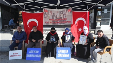 Li Mûşê malbatên ku dixwazin bigihêjin ewladên xwe, li pêşiya DEM Partiyê çalakiya xwe domand