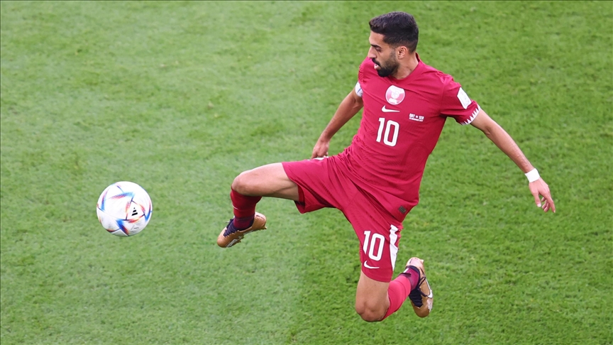 قدم.. قائد منتخب قطر يتبرع ببناء مدرسة وقاعة رياضية بغزة