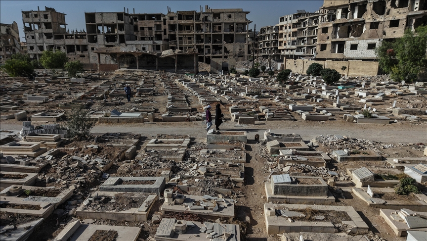 Siri, familjarët kërkojnë gjurmët e të afërmve të tyre në varrezat Yarmouk që u shkatërruan nga regjimi i Asadit
