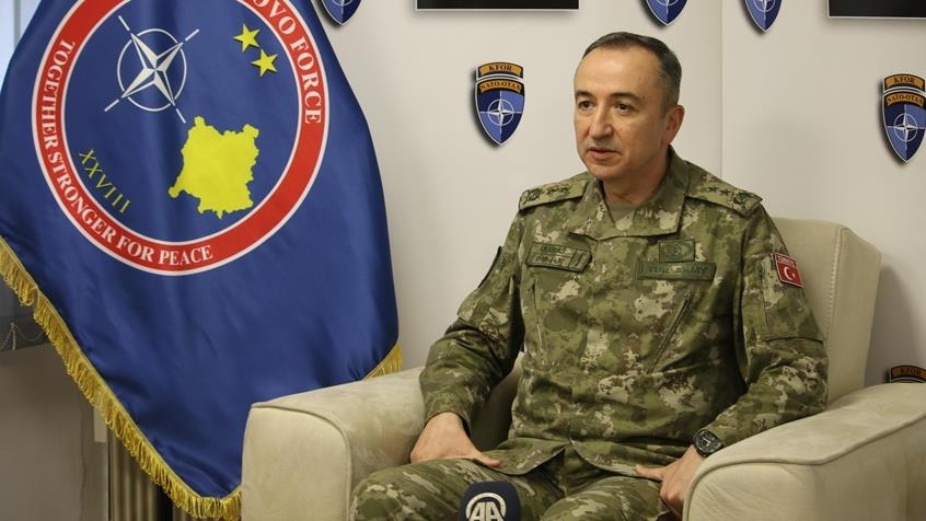 Komandanti i KFOR it  Ulutaş  bisedoi me autoritetet kosovare për automjetetet e FSK së në veri