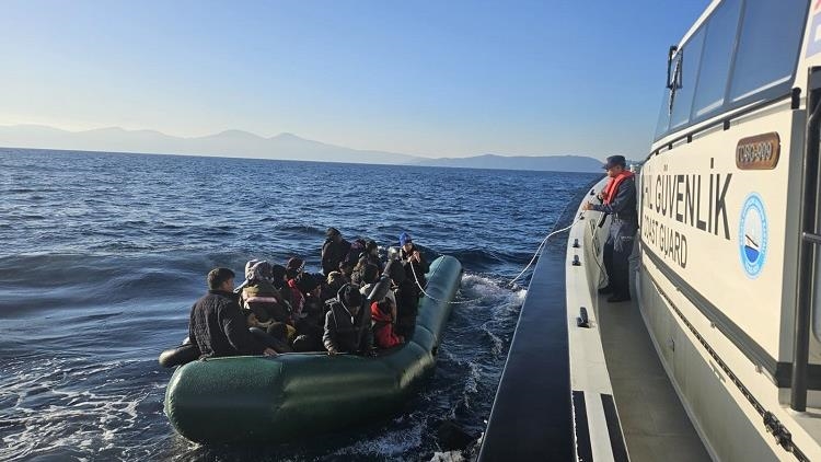 Li peravên Îzmirê 104 koçberên bêdestûr hatin girtin