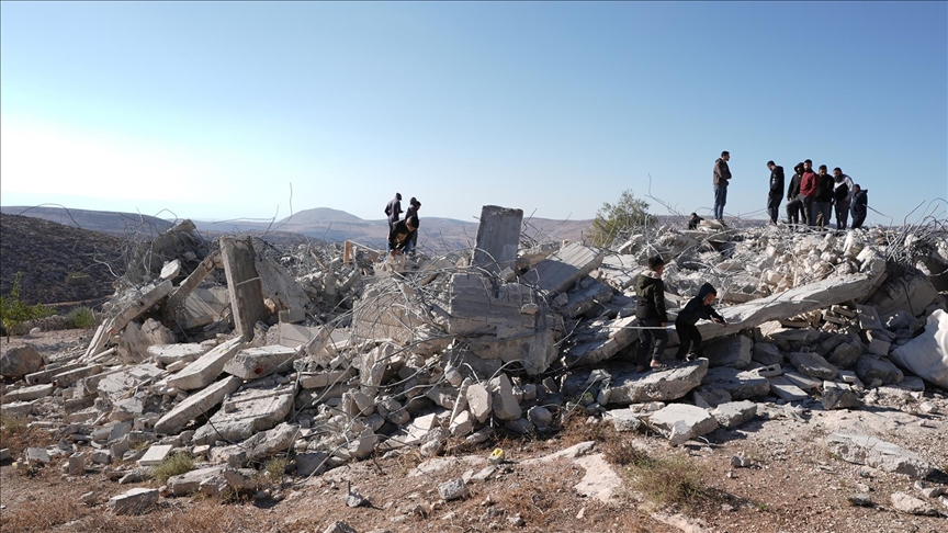 İsrail ordusu, işgal altındaki Batı Şeria'da Filistinlilere ait bir evi yıktı