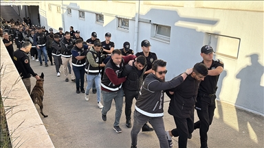 Bayğaralar suç örgütüne yönelik operasyonlarda yakalanan 95 zanlı adliyeye sevk edildi