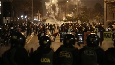 Peru'da hükümet karşıtı protestocular kongre binası önünde polisle çatıştı