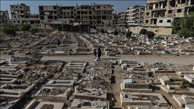 Siri, familjarët kërkojnë gjurmët e të afërmve të tyre në varrezat Yarmouk që u shkatërruan nga regjimi i Asadit