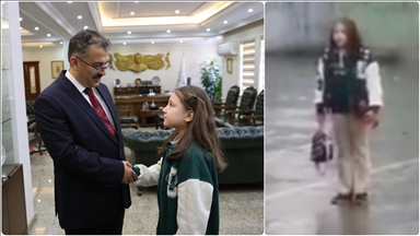 Yağmur altında İstiklal Marşı'nı okuyan ilkokul öğrencisine Iğdır Valisi Turan'dan ödül