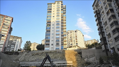 Ankara'da bir inşaatın temel çalışması sırasında bitişiğindeki 17 katlı binanın çevresinde kayma yaşandı