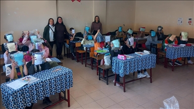 Üniversite öğrencileri sınav çıkışı topladıkları kalemlerle 15 binden fazla miniğin gönlünü fethetti