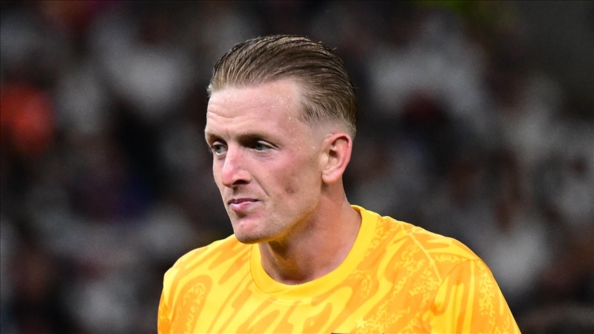 قدم.. إيفرتون يجدد عقد حارس مرماه الدولي جوردان بيكفورد