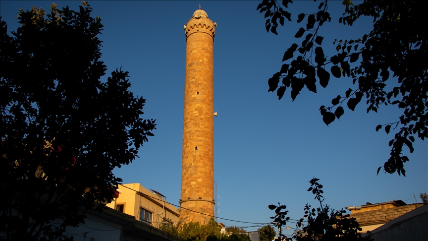 Li navçeya dîrokî ya Amediyeya Dihokê minareya mezin ya ku ji serdema Osmaniyan maye balê dikişîne
