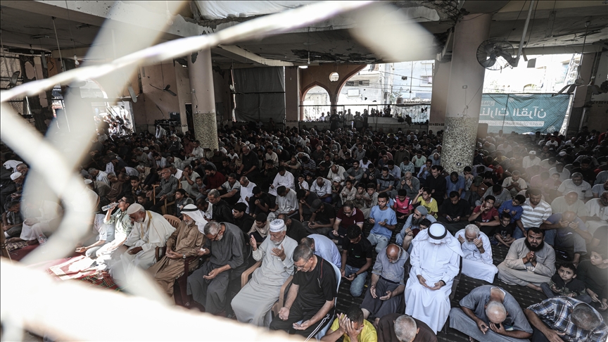 Palestinezët falën namazin e xhumasë mes rrënojave në Khan Yunis në xhaminë Al Albani