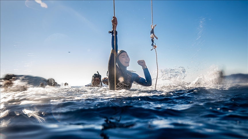 Zhytësja turke Şahika Ercümen thyen rekordin botëror në zhytjen kushtuar Gazës