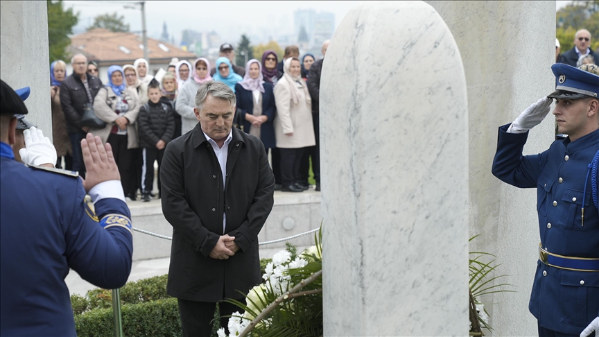 Komšić: Alija Izetbegović bio je mudar i dobronamjeran čovjek koji je u teškom trenutku u BiH preuzeo breme