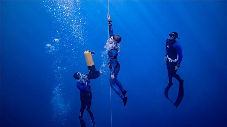 Turkish diver Sahika Ercumen breaks world record in dive devoted to Gaza