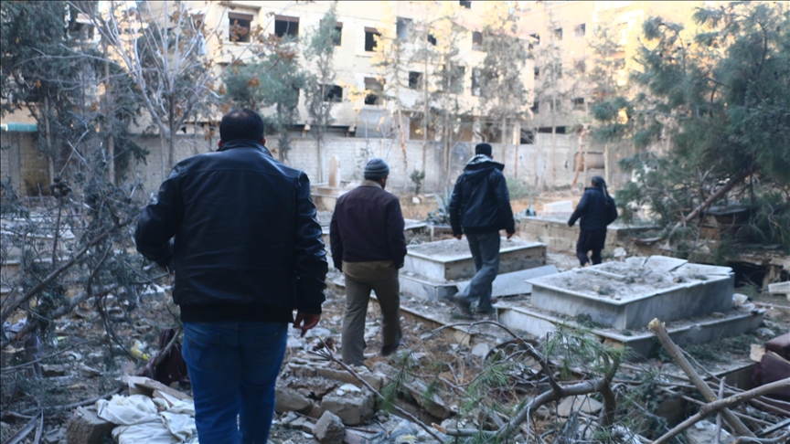 Des familles recherchent des traces de leurs proches dans un cimetière syrien réduit en ruines par le régime d'Assad