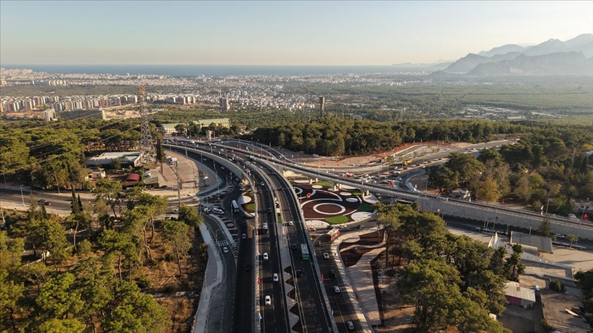 Bakan Uraloğlu: Kepezüstü Farklı Seviyeli Kavşağı ile bölgede trafik yoğunluğunu rahatlattık