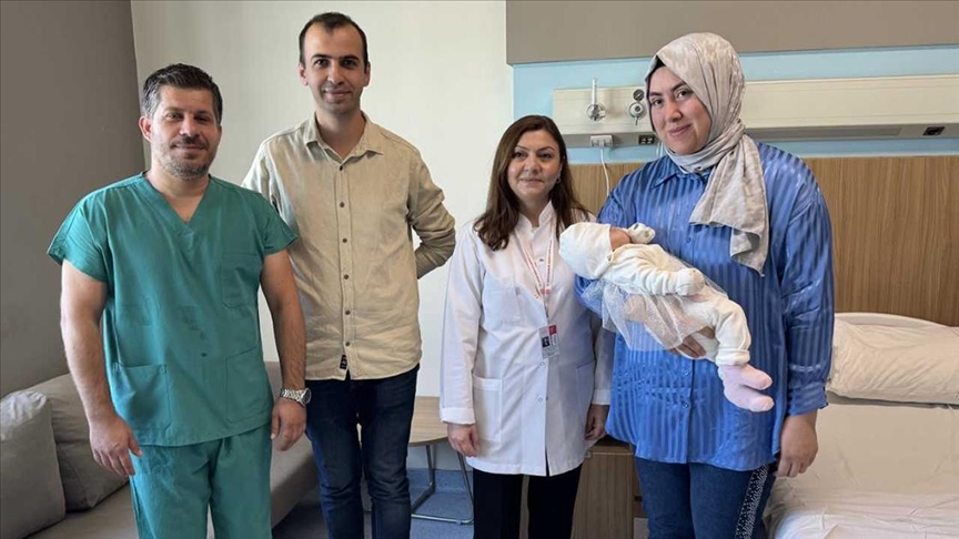 Doğuştan göğüs kemiği bulunmayan Eylül bebeğe kıkırdak dokusundan "iman tahtası" yapıldı