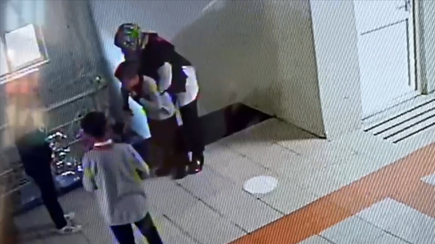 Erzurum'da nefes borusuna yiyecek kaçan öğrenci, öğretmenin Heimlich manevrasıyla kurtarıldı