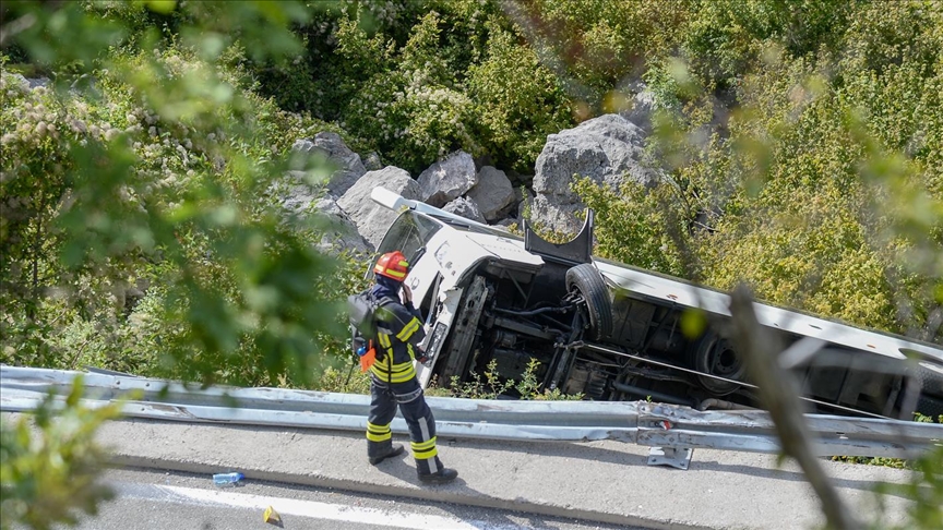 Dvoje poginulih, više povrijeđenih u prevrtanju autobusa u Srbiji