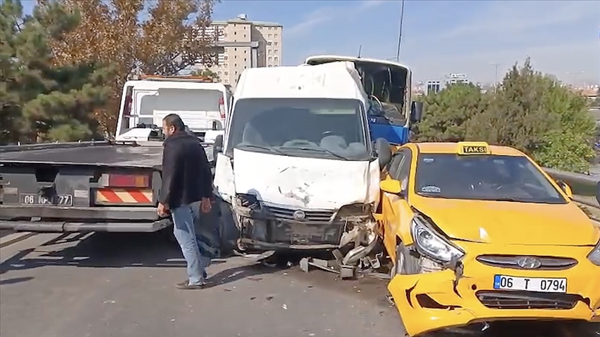 Ankara'da 6 aracın karıştığı zincirleme trafik kazasında 6 kişi yaralandı