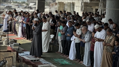 İsrail'in Gazze'de yıktığı camilerin enkazında aylar sonra cuma namazı kılındı