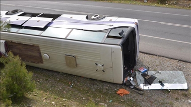 Dvoje poginulih, oko 80 povrijeđenih u prevrtanju autobusa u Srbiji