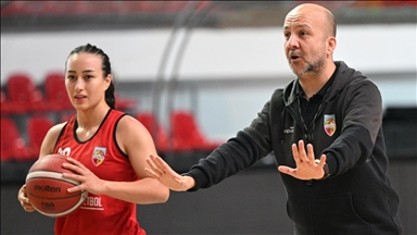 Kayseri Basketbol Başantrenörü Emre Özsarı takımın sergilediği oyundan memnun