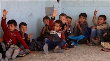 تحصیل دانشآموزان سوری در مدارس بدون در و پنجره